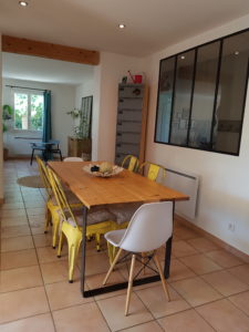 projet de décoration d'intérieur de cuisine de style industriel avec table en métal et bois, chaise industrielle type tolix jaune, meuble d'usine en métal à casiers et verrière d'usine réalisé par la décoratrice et architecte d'intérieur line martin à montpellier