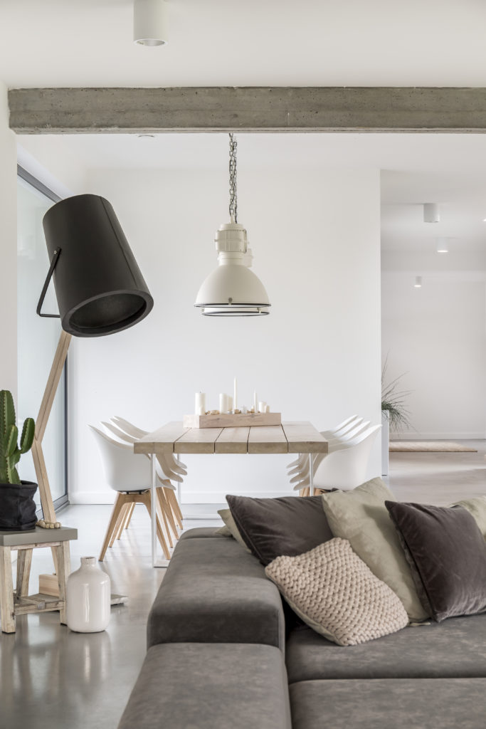 canapé confortable et cosy avec lampadaire industriel pour ce projet de décoration intérieur par home design by line montpellier