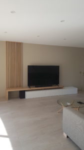 Banc TV et claustra bois pour salon dessiné sur mesure par home design by line
